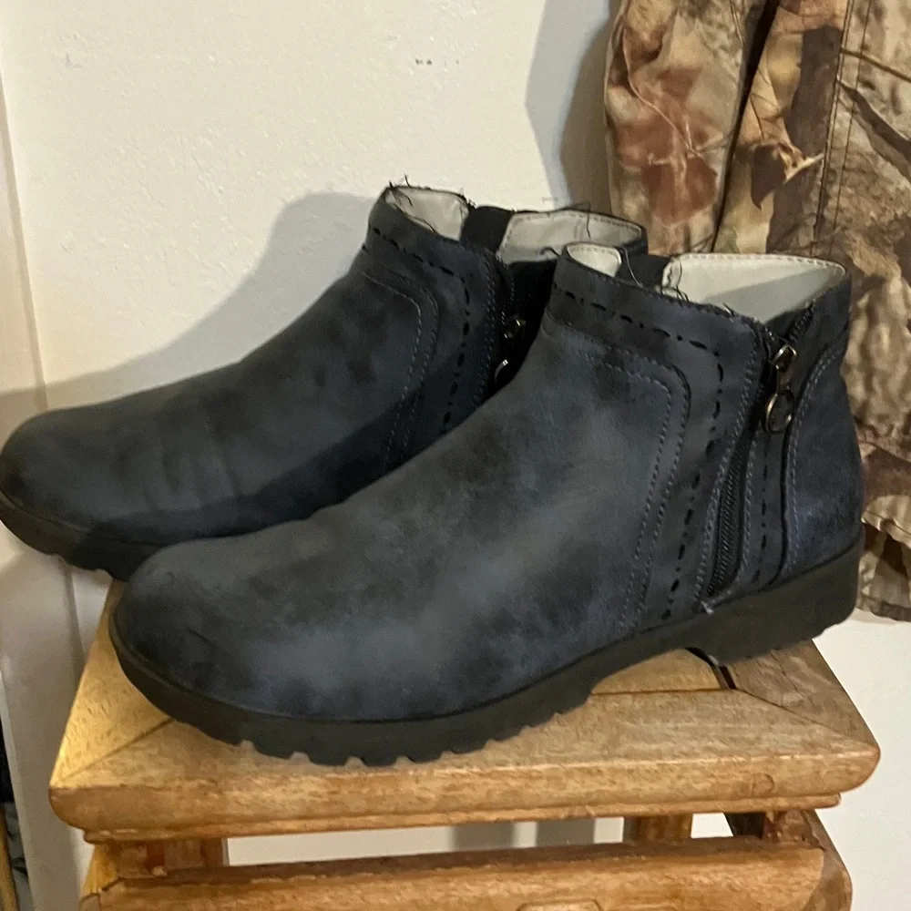 Blue booties! JSpoet women’s Jenna 8M faux leather
